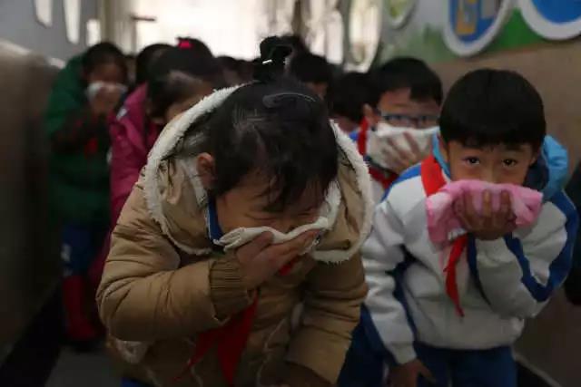 掩好口鼻，弓腰前行，迅速有序，穿越煙障，在真實的火場情景中提高自護與協(xié)作能力。