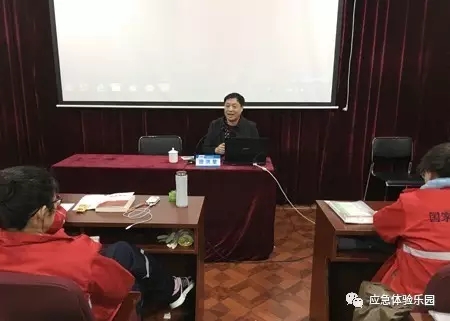 市公安消防支隊原副支隊長、高級工程師田洪星為學員授課《如何做好幼兒園的隱患排查及消防工作》