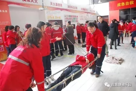 制作擔架進行模擬救援