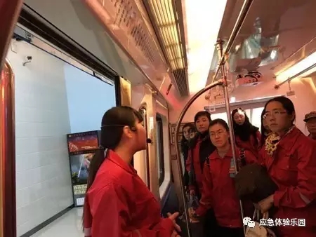 學員在青島市應急安全體驗培訓中心進行地鐵應急逃生演練