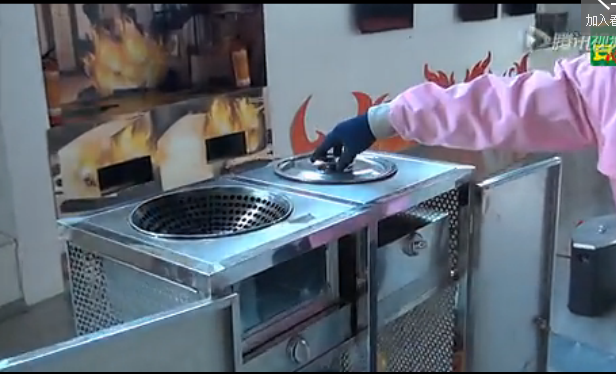  燃氣火災鍋蓋滅火演示場景