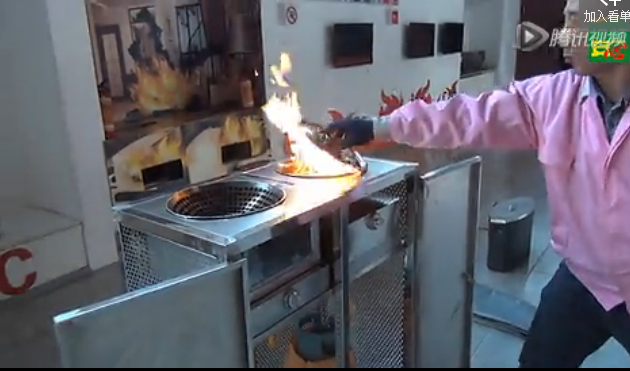  燃氣火災鍋蓋滅火演示場景：
