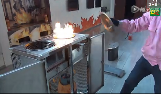  燃氣火災鍋蓋滅火演示場景：