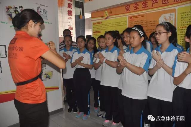 講師對學(xué)生進行防踩踏培訓(xùn)