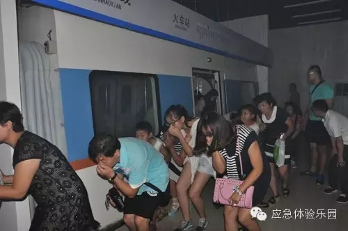 如何利用車廂內(nèi)的應(yīng)急工具和應(yīng)急技能進行自救、互救？