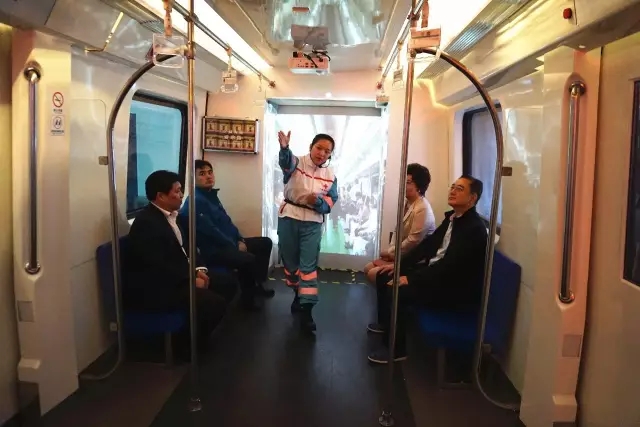 講解員講解地鐵應(yīng)急逃生知識