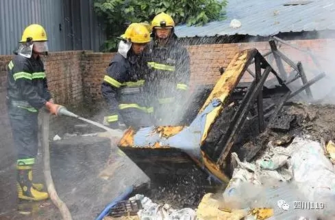 成都一二手市場起火 微型消防站拯救周邊商鋪