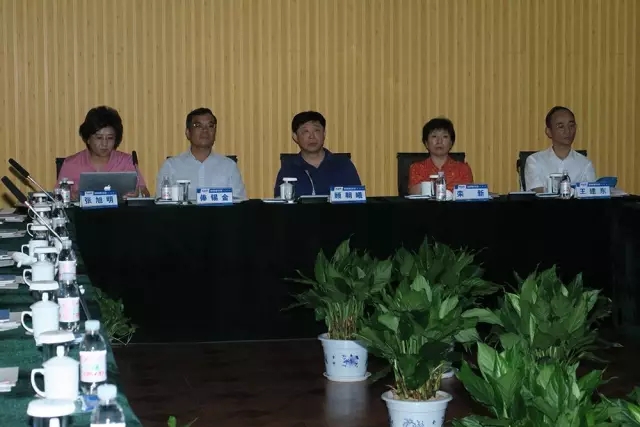 出席座談會的領(lǐng)導(dǎo)聽取張旭明董事長匯報