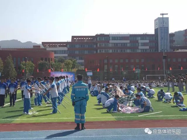 海麗應(yīng)急體驗(yàn)培訓(xùn)中心組織的三種簡(jiǎn)易擔(dān)架制作表演