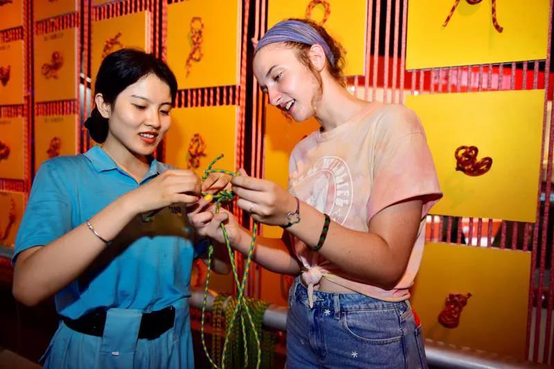 留學(xué)生進(jìn)行高層火災(zāi)緩降逃生、結(jié)繩自救體驗。