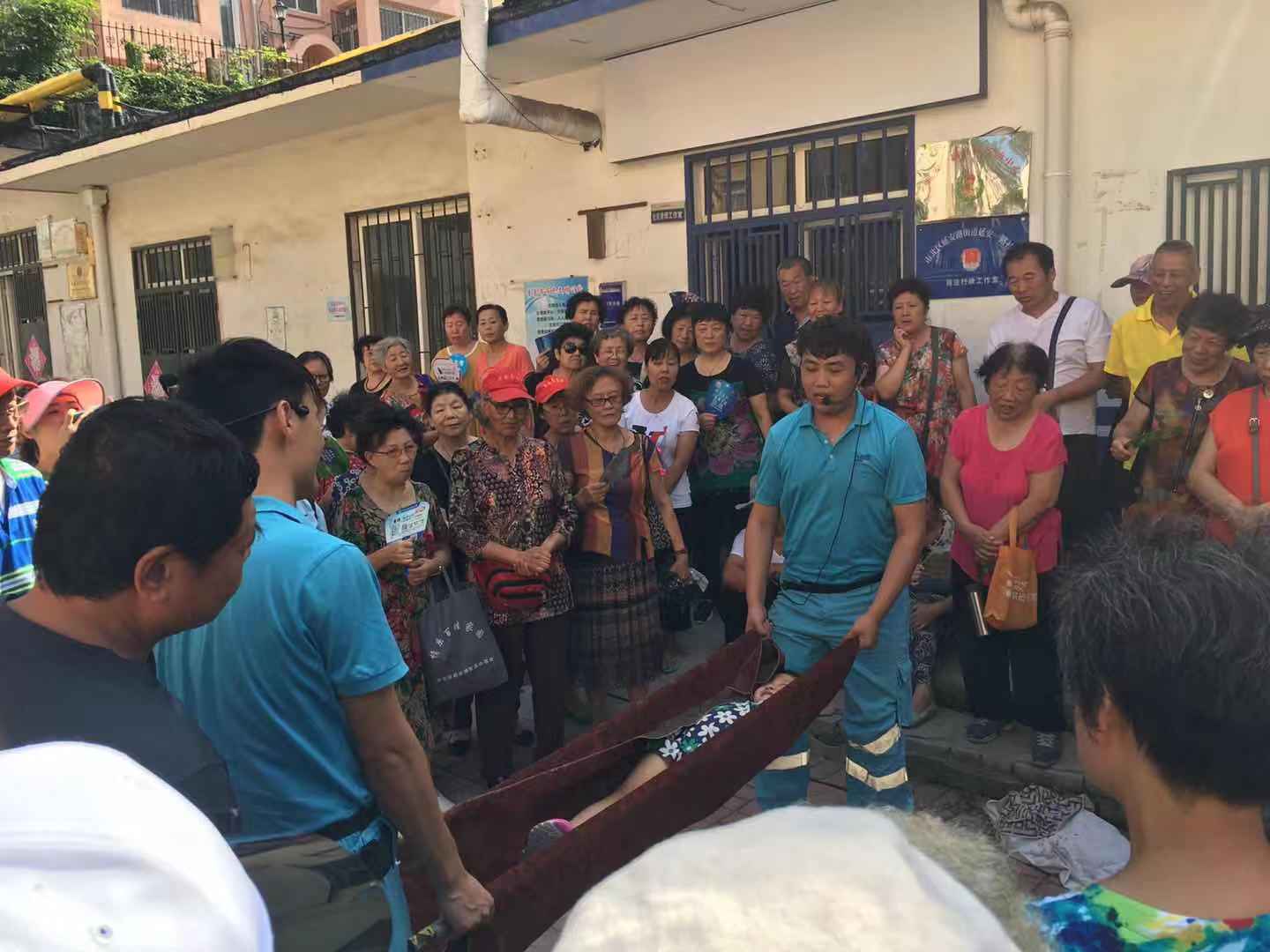 2分鐘搭好簡易擔架，根據(jù)傷員的情況合理搬動