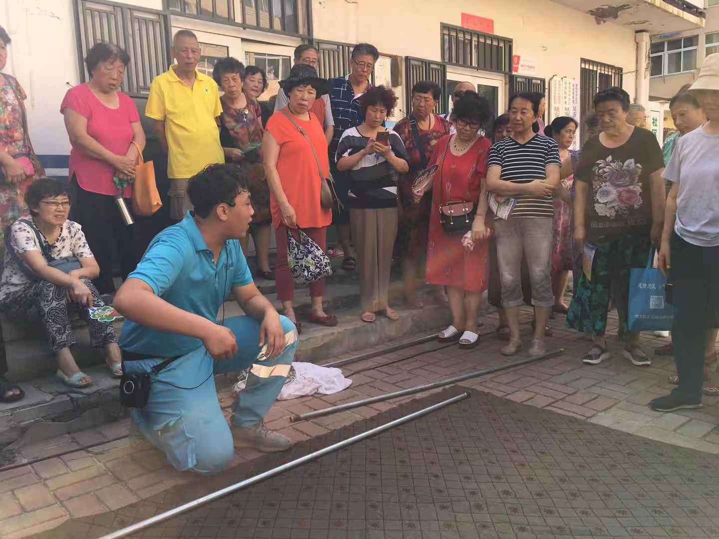 擔架制作的體驗現(xiàn)場