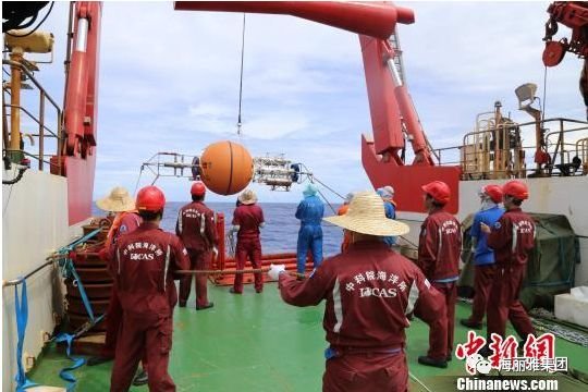 公司研發(fā)的“臍帶纜”項(xiàng)目成功破解深海潛標(biāo)數(shù)據(jù)有線實(shí)時(shí)傳輸?shù)氖澜缧噪y題