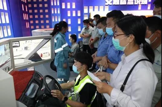 模擬駕駛體驗(yàn)