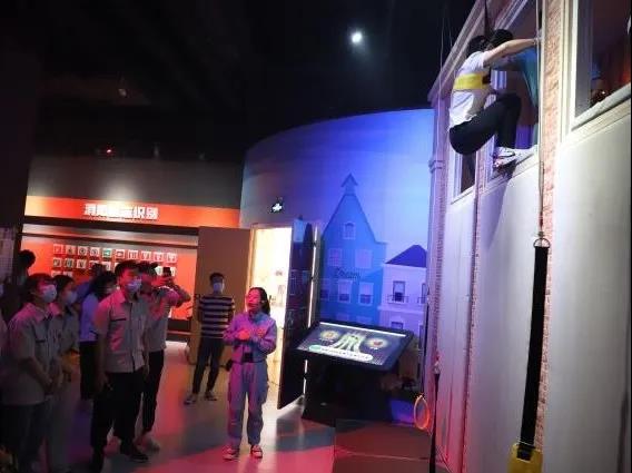 高空緩降體驗(yàn)