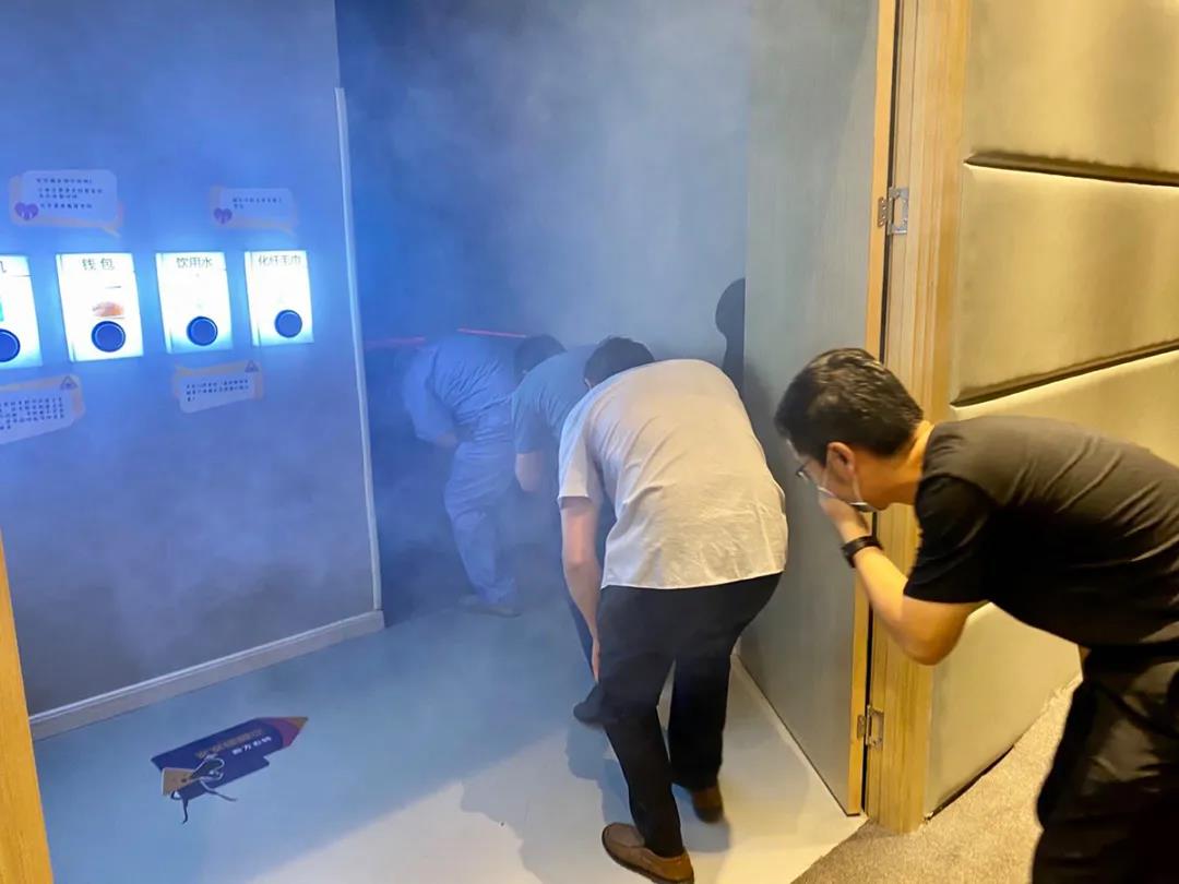 模擬煙霧通道逃生