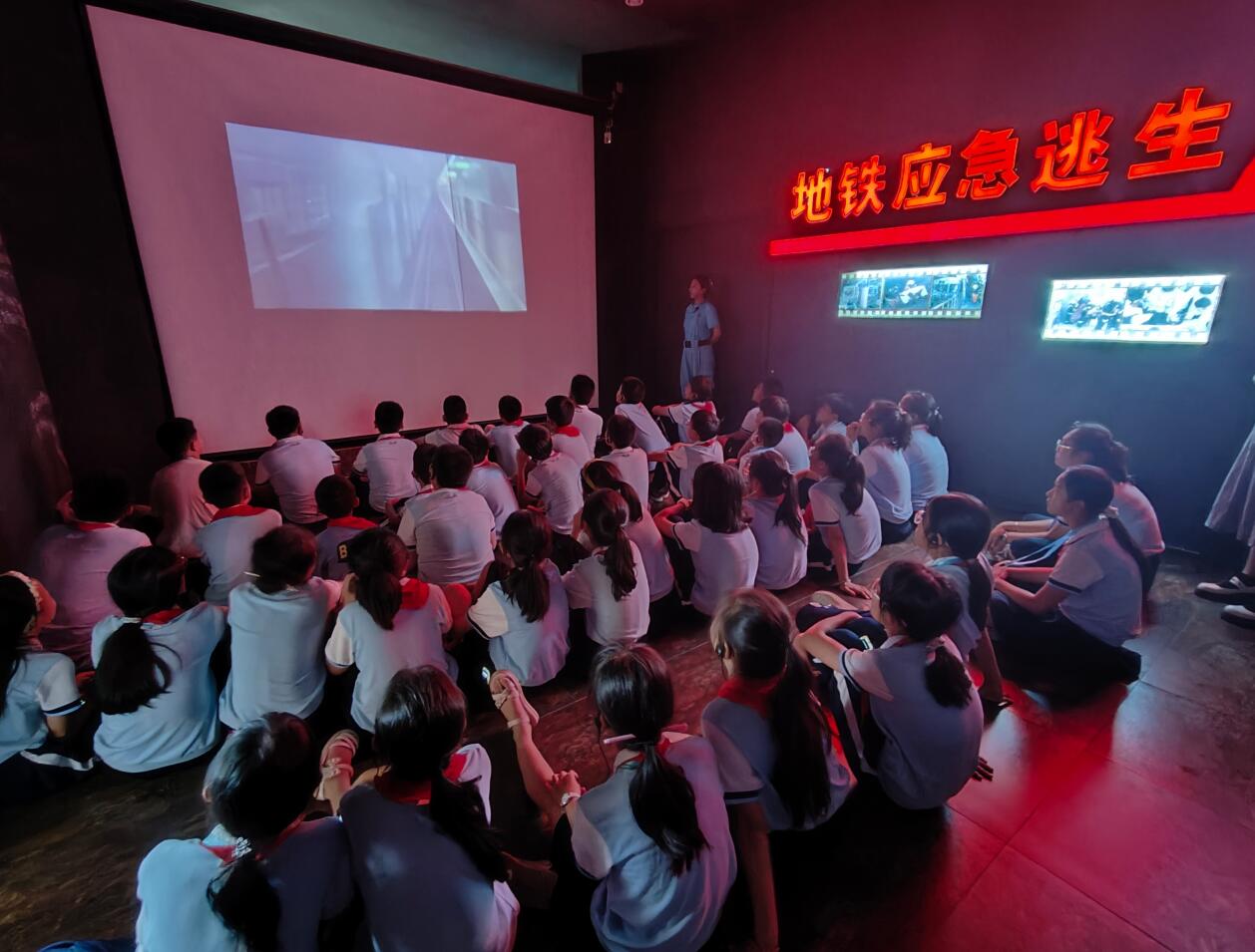 地鐵應(yīng)急逃生體驗(yàn)